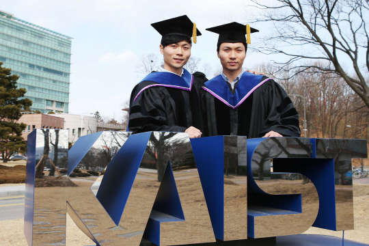 13일 열린 KAIST 학위수여식에서 나란히 박사학위를 받은 김대옥(왼쪽)과 김대우(오른쪽) 쌍둥이 형제가 기념촬영을 하고 있다. KAIST 제공